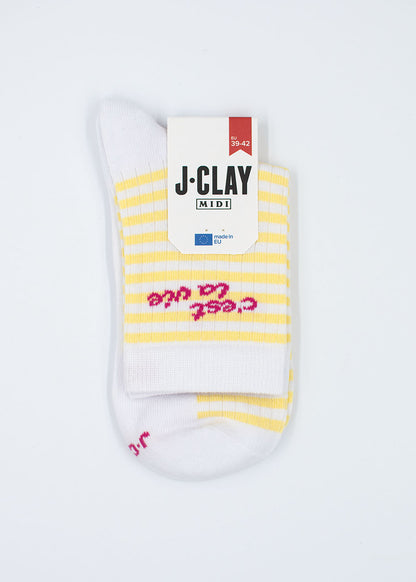 „White c’est la vie“ – Midi-Socken von J.Clay, gelbe Streifen, rosa Schriftzug, mit J.Clay-Etikett versehen.