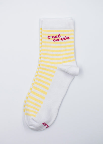 J.Clay c´est la vie – Midi: weiße Socke, gelbe Streifen, rosa Schrift am oberen Rand.