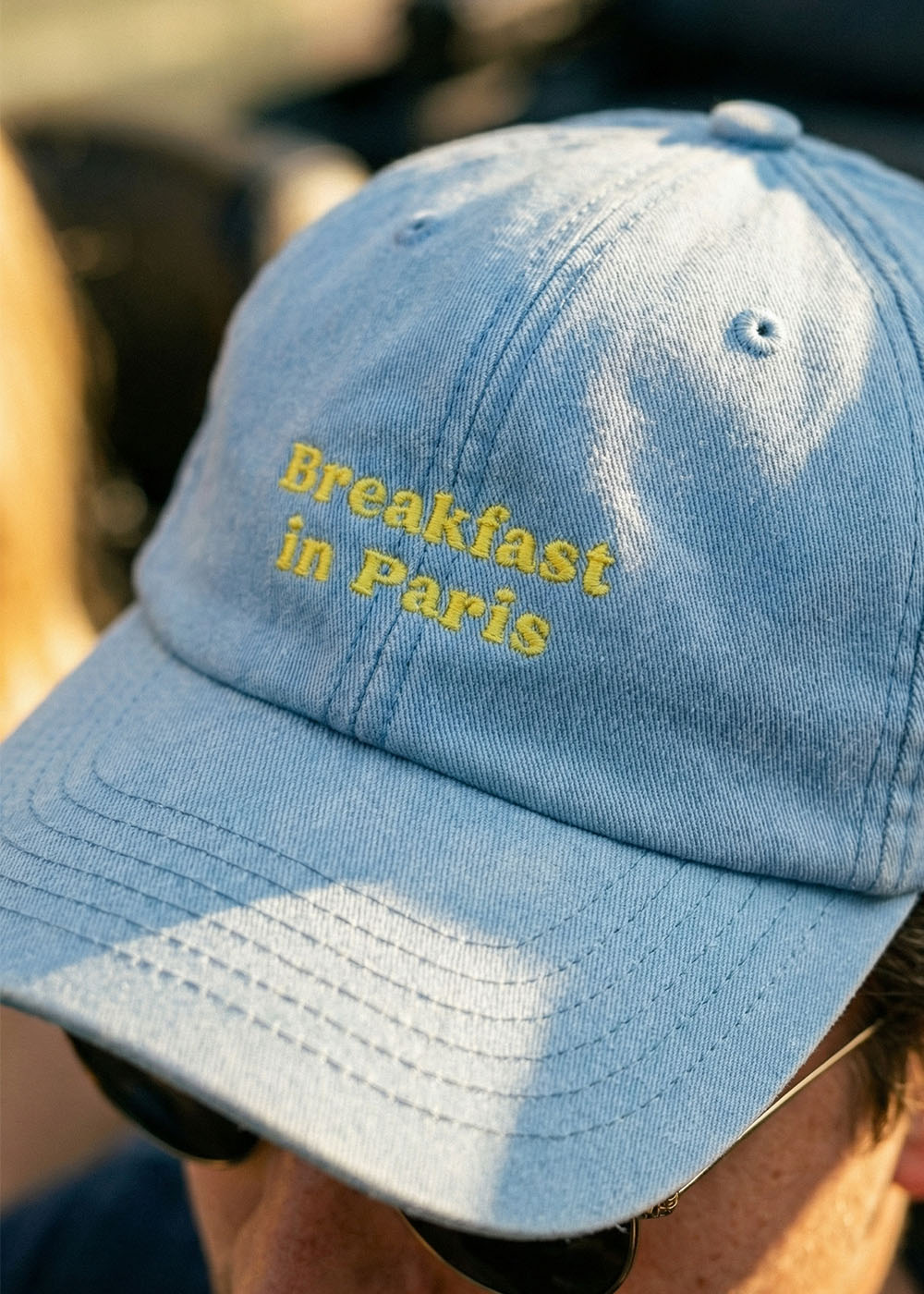 J.Clay Breakfast in Paris Cap - hellblau mit gelbem Text, perfekt für Sommertage.