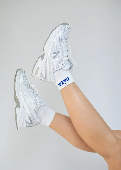 Zwei überkreuzte Beine in Ciao. - Sneaker Socken High von J.Clay - urban und lässig gestylt.