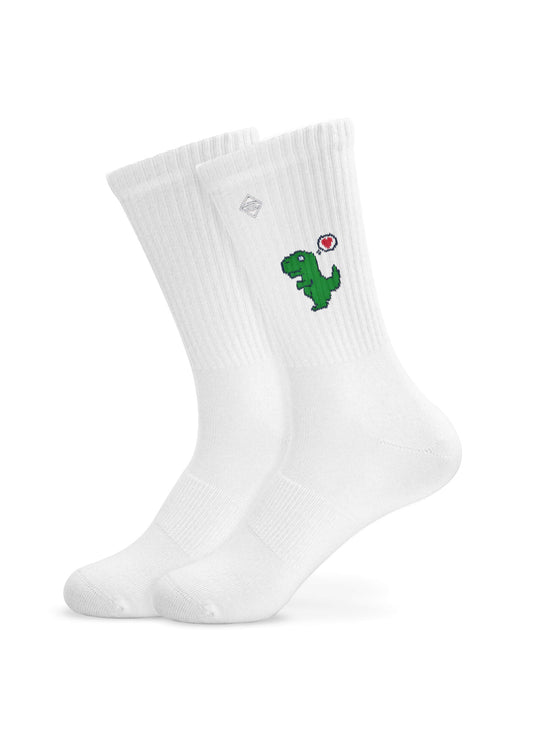 Ein Paar weiße J.Clay Tennissocken mit einem kleinen grünen Dinosaurier und einem rot-weißen Fußball, der an der Oberseite aufgestickt ist.