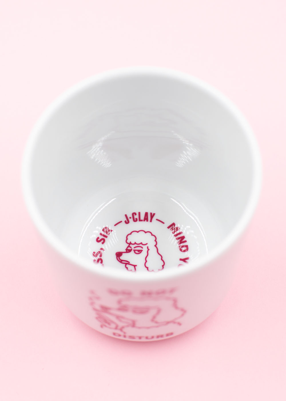 J.Clay Tasse „Do not Disturb“: Weiß mit rosa Pudel auf pastellrosa Hintergrund.