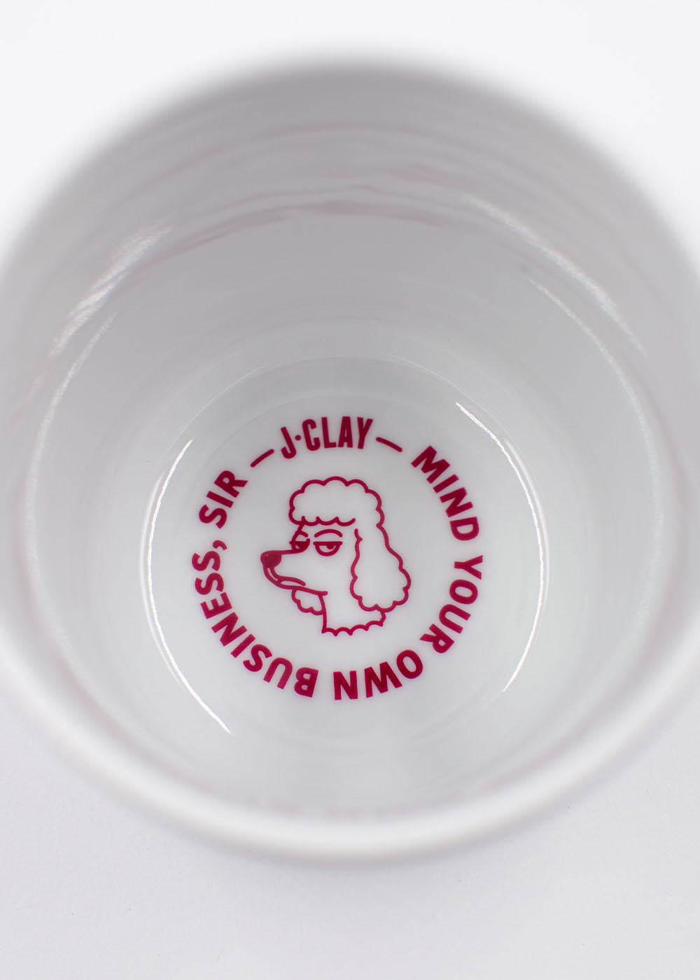J.Clay „Do not Disturb“ – Tasse: Moderne Tasse mit rotem Cartoon-Pudel und Spruch auf der Innenseite.