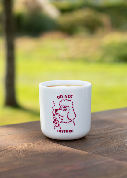 J.Clay „Do not Disturb“ – Tasse mit Comic-Figur, modernes Design auf einem Holztisch.