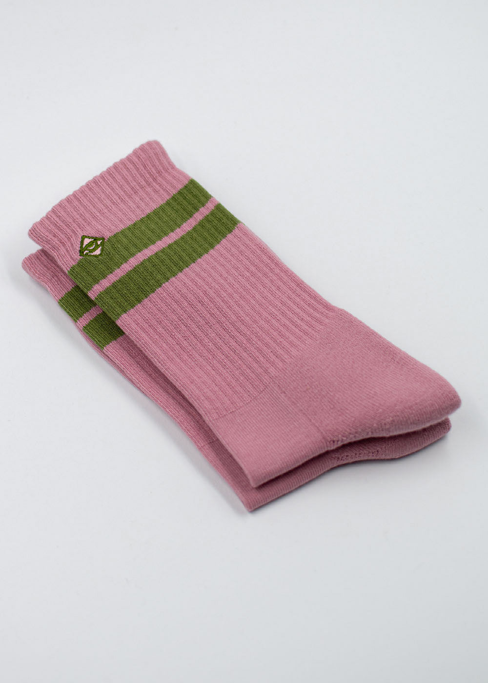 „True Rose Olive“-Tennissocken von J.Clay mit grünen Streifen und gepolsterter Sohle auf weißem Grund.