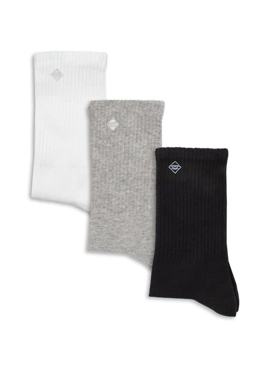 Drei Paar gerippte Tennissocken von J.Clay in Weiß, Grau und Schwarz, jeweils mit einem kleinen rautenförmigen Logo in der Nähe des oberen Endes, liegen flach auf einem weißen Hintergrund.