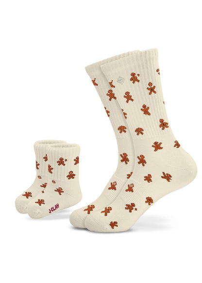 Lebkuchenmann – Familienpackung mit cremefarbenen Socken in Erwachsenen- und Kindergrößen mit Lebkuchenmann-Motiv.