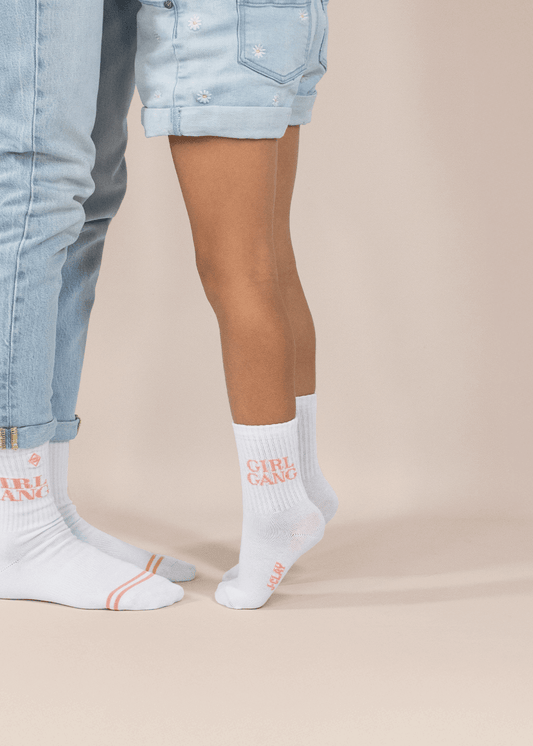 Drei Paar weiße, gerippte J.Clay Crew-Socken für Kinder mit "GIRL GANG" in rosa an den Seiten und einem dünnen rosa Streifen an den Zehen - perfekt ab 5 Jahren als Kindersocken oder stylishe Kinder Tennissocken. - Kinder Socken ab 5 Jahren