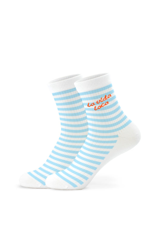 J.Clay „La vida loca“ – Midi: Weiße Socken mit blau-weißen Streifen und orangefarbenem Schriftzug an der Seite.