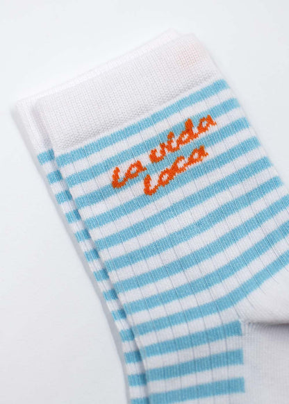 J.Clay „La Vida Loca“ – Midisocken: weiß-blau gestreift, orangefarbene „La Vida Loca“-Stickerei.