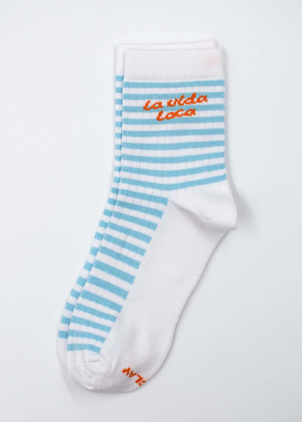J.Clay „la vida loca“ – Midi: weiße Socke, blaue Streifen, orangefarbener Schriftzug am Bündchen auf einfarbigem Hintergrund.