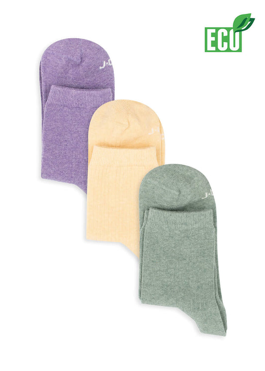 Drei Paar J.Clay Bio Baumwolle Socken in pastellfarbenem Lavendel, Gelb und Salbeigrün sind ordentlich gefaltet. In der oberen rechten Ecke befindet sich ein ECO-Label mit einem grünen Blatt - ideale Damen Socken für eine nachhaltige Garderobe.