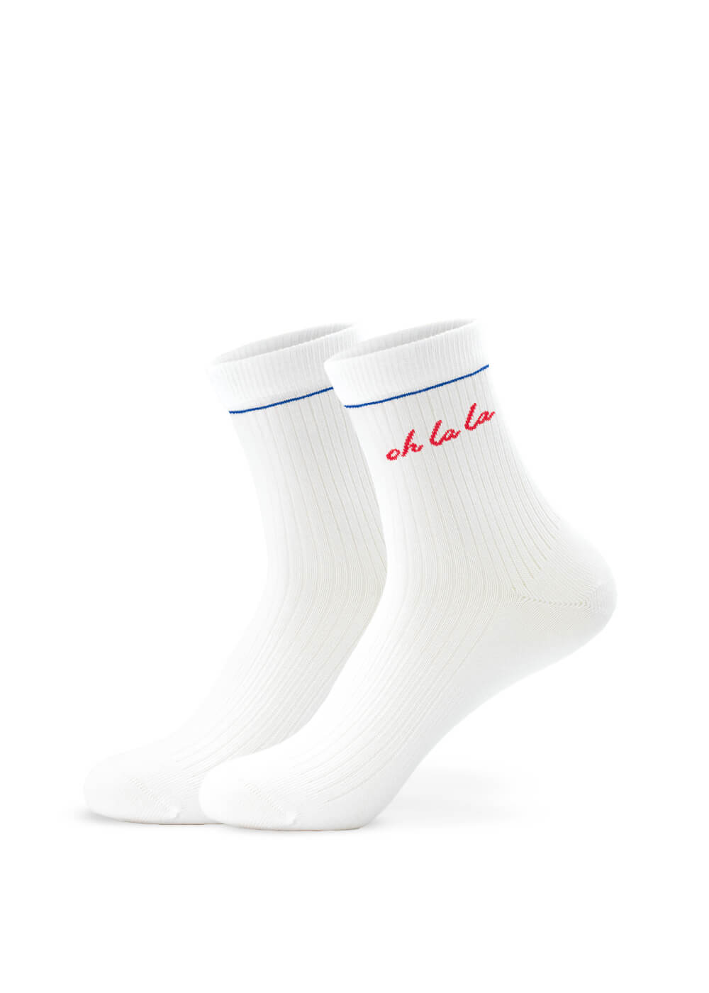 Ein Paar weiße Damen Socken von J.Clay aus weichem Baumwollmaterial mit Rippenstruktur, dünnem blauen Streifen am Bündchen und roter "oh la la"-Stickerei an den Seiten.