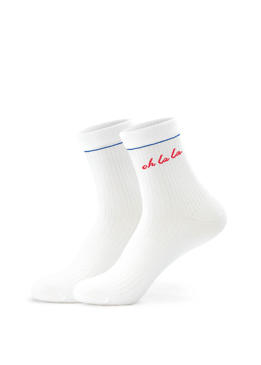 Ein Paar weiße Damen Socken von J.Clay aus weichem Baumwollmaterial mit Rippenstruktur, dünnem blauen Streifen am Bündchen und roter "oh la la"-Stickerei an den Seiten. - Halbhohe Socken für Frauen