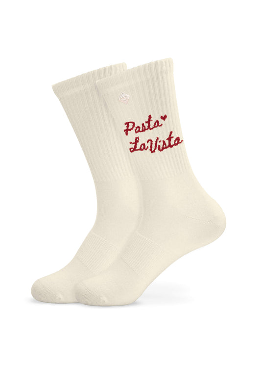 Ein Paar weiße J.Clay Tennissocken mit rotem "Pasta La Vista" Text an der Seite. Diese Crew-Socken haben gerippte Bündchen und bieten einen verspielten, sportlichen Twist für deinen Look.