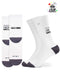 Zwei Paar weiße J.Clay Tennissocken mit grauen Fersen und Zehen. Auf der linken Socke steht "SCHAUEN WIR MAL, WAS WIRD!", auf der rechten "SCHAUEN WIR MAL, WAS." Schwarzer deutscher Text; J.Clay Design Contest Logo oben rechts.