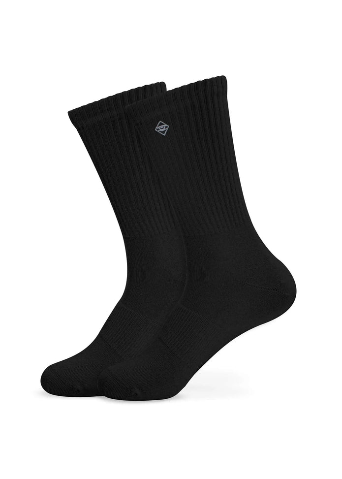 Ein Paar J.Clay Essential Black Crew Socken mit gerippten Bündchen auf weißem Hintergrund. Diese Socken verfügen über ein subtiles Markenlogo in der Nähe der Spitze für einen zeitlosen Stil.