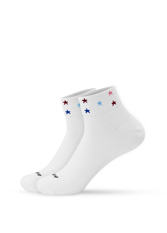 J.Clay Stars – Weiße SSH-Söckchen mit roten und blauen Sternen, abgebildet auf weißem Hintergrund.