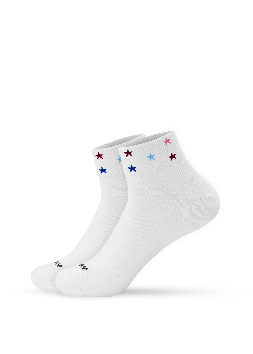J.Clay Stars – Weiße SSH-Söckchen mit roten und blauen Sternen, abgebildet auf weißem Hintergrund.