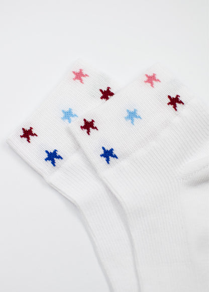 J.Clay Stars – SSH: weiße Socken mit roten, blauen und rosa Sternen am Sockenrand.