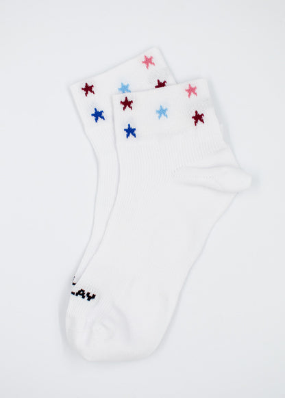 J.Clay Stars – SSH: weiße Socken mit roten, blauen und rosa Sternen am Saum.