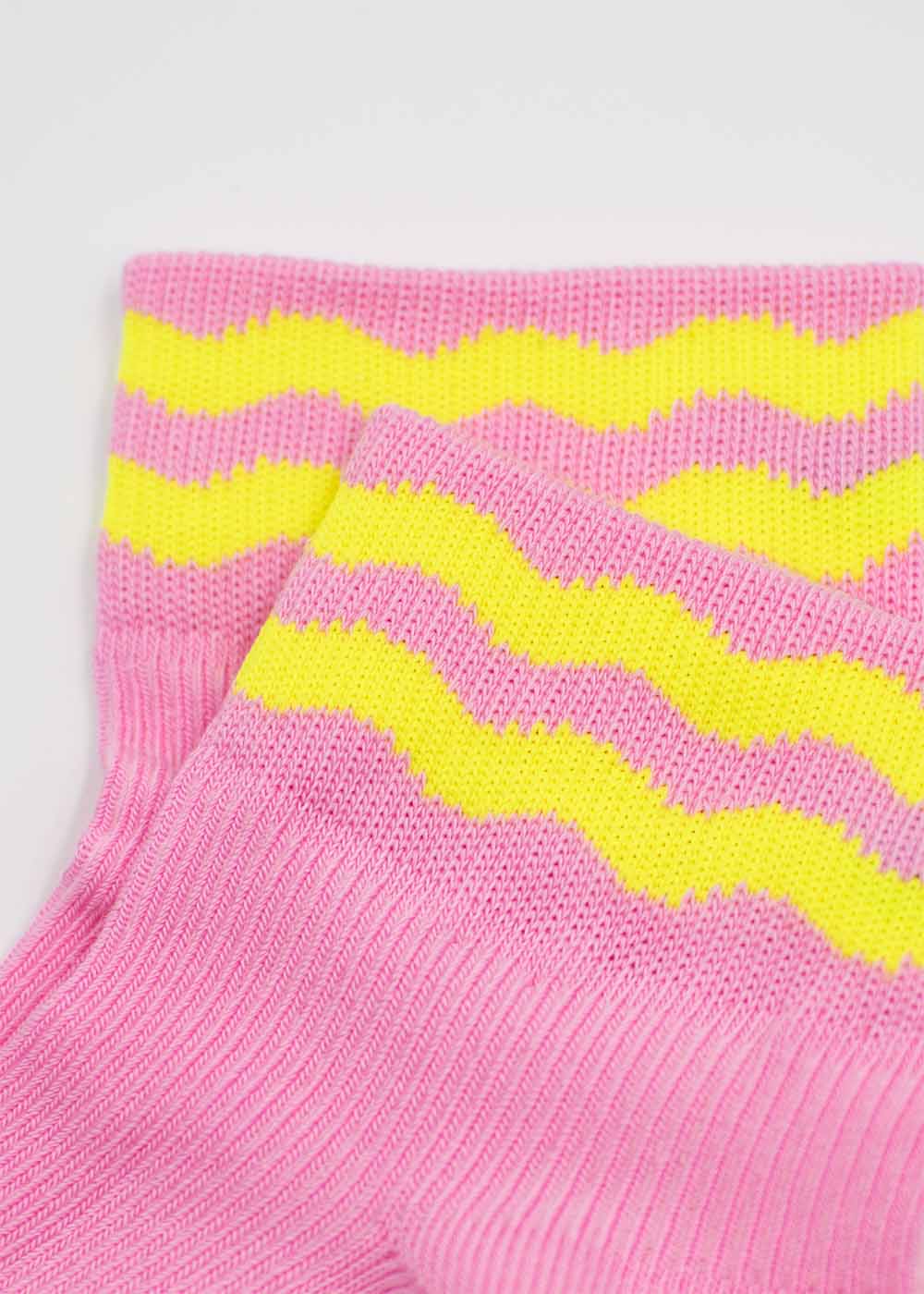 Nahaufnahme von J.Clay Neon Wave - Sneaker Socken High mit gewellten gelben Streifen am oberen Rand.