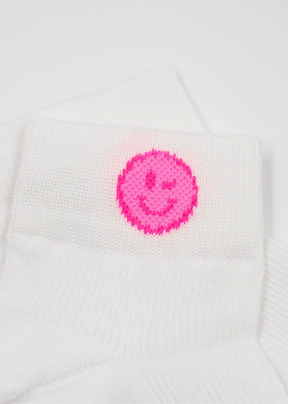 J.Clay Neon Smile - Sneaker Socken High: stylische weiße Socken mit neonpinkem Smiley.