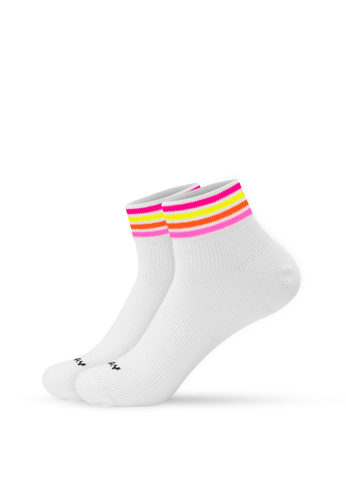 J.Clay Multi Stripes Neon Sneaker Socken Hochweiße Socken mit rosa, gelben und orangefarbenen Streifen.