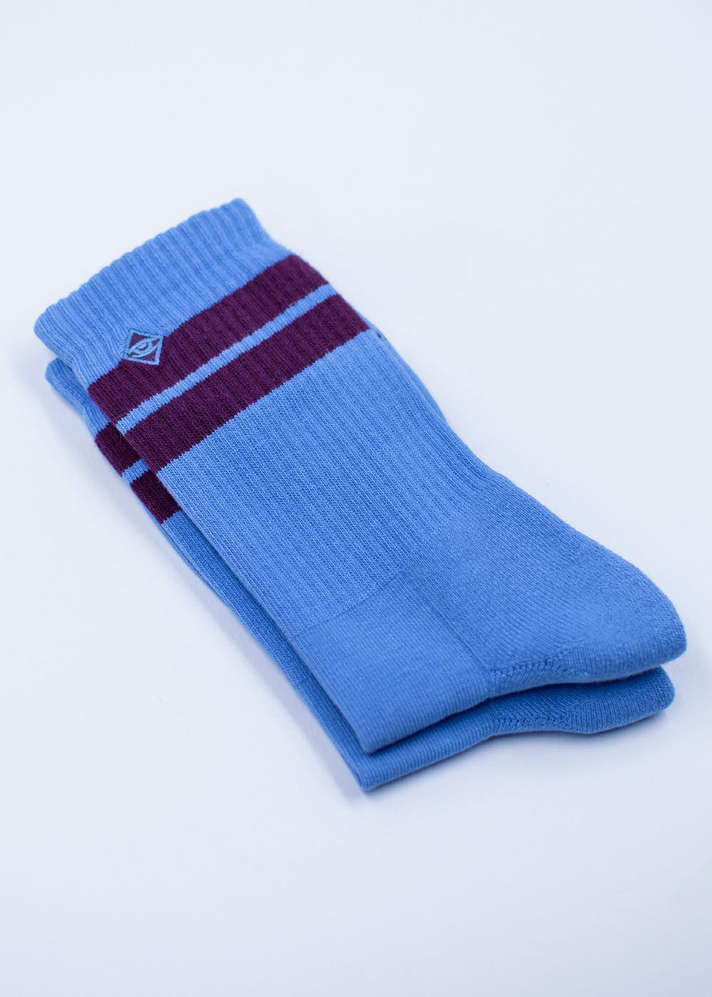 J.Clay True Sky Grape Tennissocken, blau mit kastanienbraunen Streifen, weiß gefaltet.