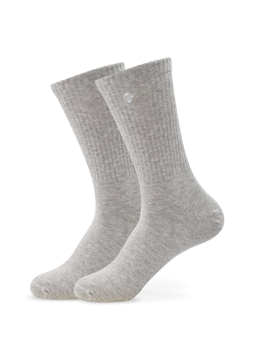 Ein Paar hellgraue, gerippte J.Clay Tennissocken stehen aufrecht auf einem weißen Hintergrund, der ihre Länge und ihr strukturiertes Design hervorhebt.