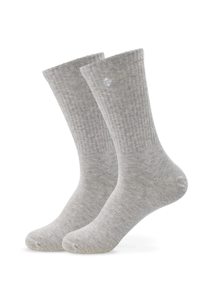 Ein Paar hellgraue, gerippte J.Clay Tennissocken stehen aufrecht auf einem weißen Hintergrund, der ihre Länge und ihr strukturiertes Design hervorhebt.
