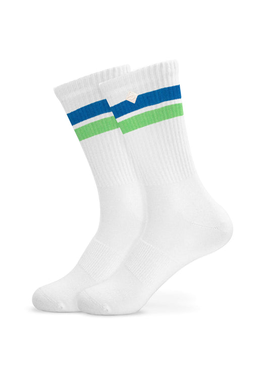 Ein Paar klassischer weißer J.Clay Crew Tennissocken mit einem blauen Streifen über einem grünen Streifen in der Nähe des Oberteils, dargestellt auf einem schlichten weißen Hintergrund.