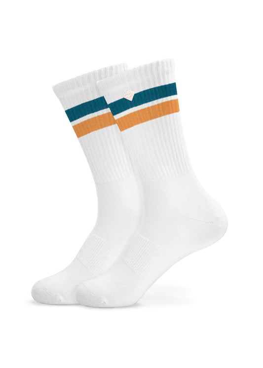 Ein Paar weiße J.Clay Tennissocken mit horizontalen Streifen in Teal und Orange auf weißem Hintergrund.