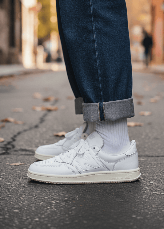 Ein Paar schlichte weiße Tennissocken mit gerippten Bündchen von J.Clay, die aufrecht auf einem weißen Hintergrund stehen. - Basic Tennissocken