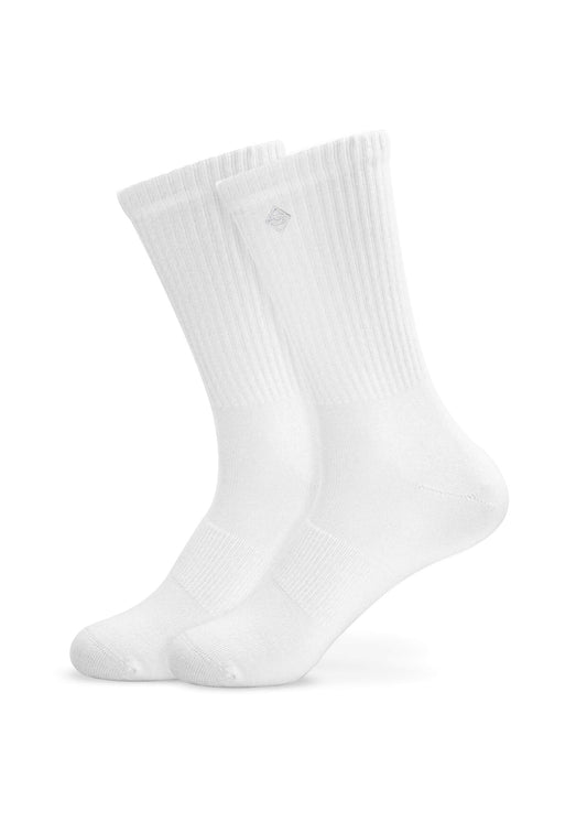 Ein Paar schlichte weiße Tennissocken mit gerippten Bündchen von J.Clay, die aufrecht auf einem weißen Hintergrund stehen.