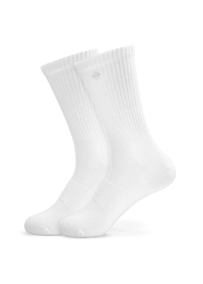 Ein Paar schlichte weiße Tennissocken mit gerippten Bündchen von J.Clay, die aufrecht auf einem weißen Hintergrund stehen.