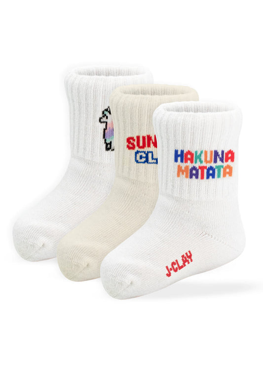 Drei Paar J.Clay Kinder Socken (0-4 Jahre): ein weißes mit einem bunten Lama, ein cremefarbenes mit "SUNNY CLOUDY" und ein weißes mit "HAKUNA MATATA" in Regenbogenfarben plus "J-CLAY" in Rot.
