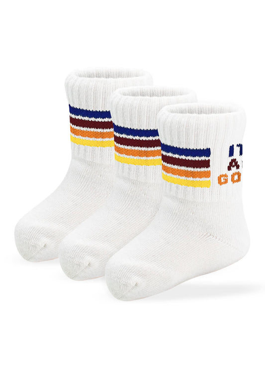 Drei Paar weiße J.Clay Baby Socken für 0-4 Jahre mit gelb, orange und blau gestreiften Bündchen. Ein Paar hat eine Fußballgrafik und den Schriftzug "GO!" - ideale Kinder Socken für den sportlichen Stil Ihres Kindes.