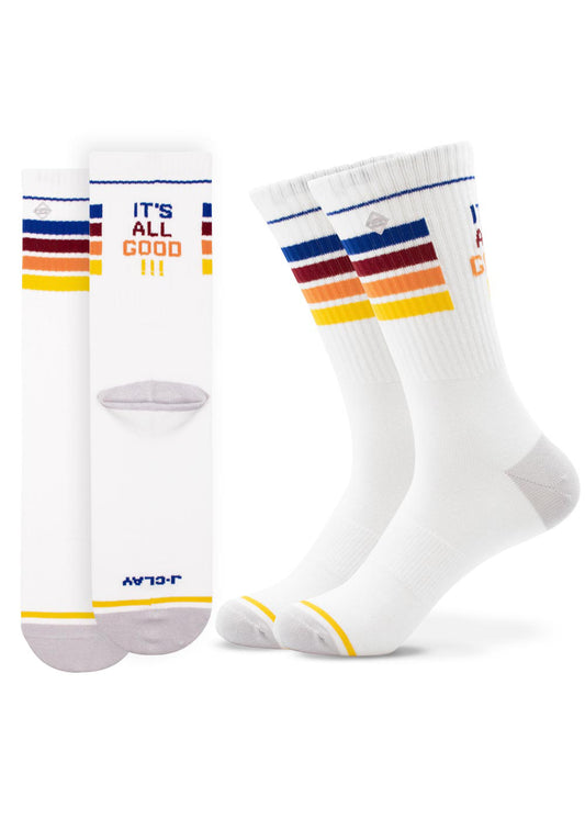 Weiße J.Clay Tennissocken mit roten, blauen, gelben und orangefarbenen Streifen am oberen Rand und dem Aufdruck "ITS ALL GOOD". Gezeigt sowohl flach und aufrecht getragen.