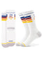Weiße J.Clay Tennissocken mit roten, blauen, gelben und orangefarbenen Streifen am oberen Rand und dem Aufdruck "ITS ALL GOOD". Gezeigt sowohl flach und aufrecht getragen.