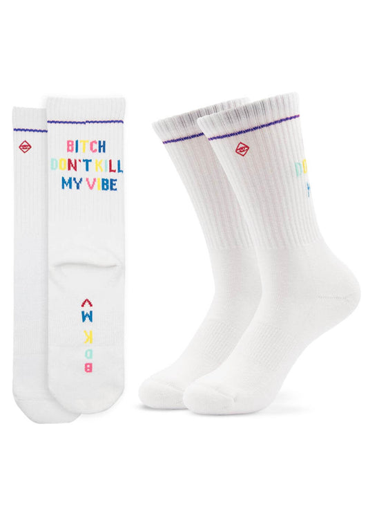 Die weißen Tennissocken von J.Clay haben eine gerippte Textur und einen leuchtenden "Bitch Don't Kill My Vibe"-Schriftzug, der vertikal an der Seite verläuft. Es werden zwei flache und zwei aufrechte Socken gezeigt, die das gewagte Design zur Schau stellen.