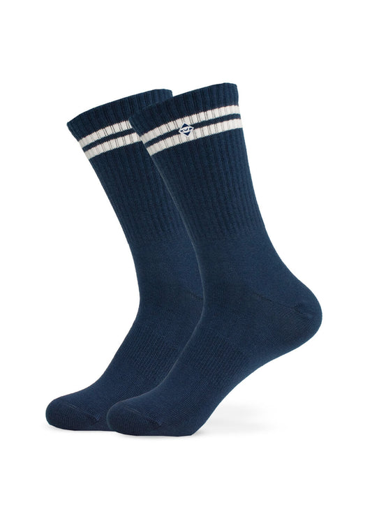 Ein Paar marineblaue J.Clay Tennissocken mit weißen Doppelstreifen im oberen Bereich und einem kleinen Anker-Emblem unterhalb der Streifen, abgebildet auf weißem Hintergrund.