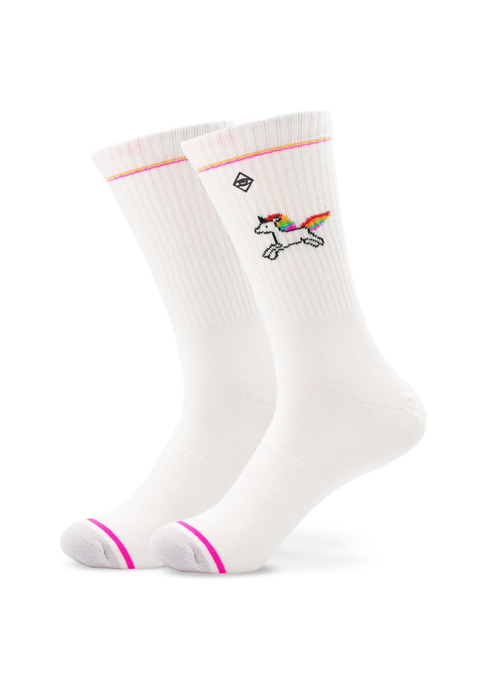 Ein Paar weiße J.Clay Tennissocken mit rosafarbenen Akzenten, die ein kleines gesticktes Einhorn mit Regenbogenmähne und -schwanz in der Nähe des oberen Endes aufweisen.