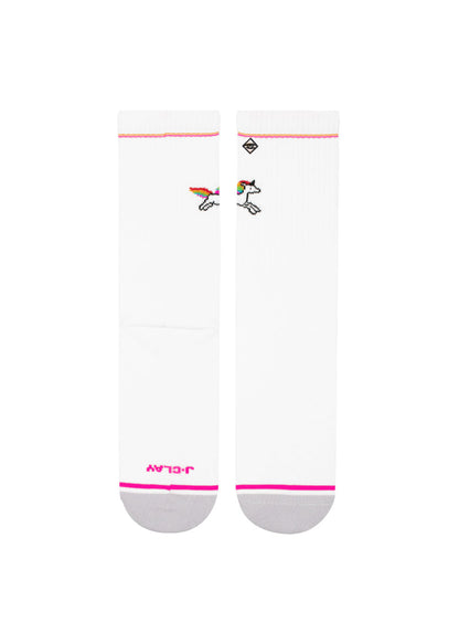 Ein Paar weiße Tennissocken mit rosafarbenem Rand und grauen Zehen, mit einem kleinen gestickten Einhorn auf der Oberseite und dem Markennamen J.Clay in der Nähe der Zehen.