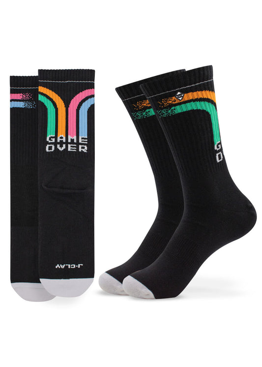 Schwarze Tennissocken von J.Clay mit bunten Retro-Streifen und GAME OVER Text an den Seiten. Die Sohle hat ein J.Clay-Branding. Eine Socke ist flach gelegt, die andere wirkt getragen und verbindet sportliche Vibes mit verspielten Details.