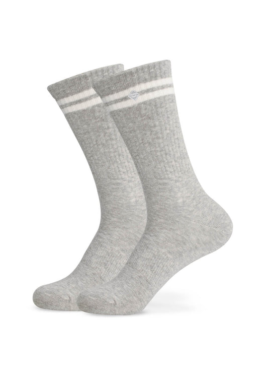 Ein Paar hellgraue Tennissocken von J.Clay mit weißen Doppelstreifen am oberen Rand auf weißem Hintergrund.