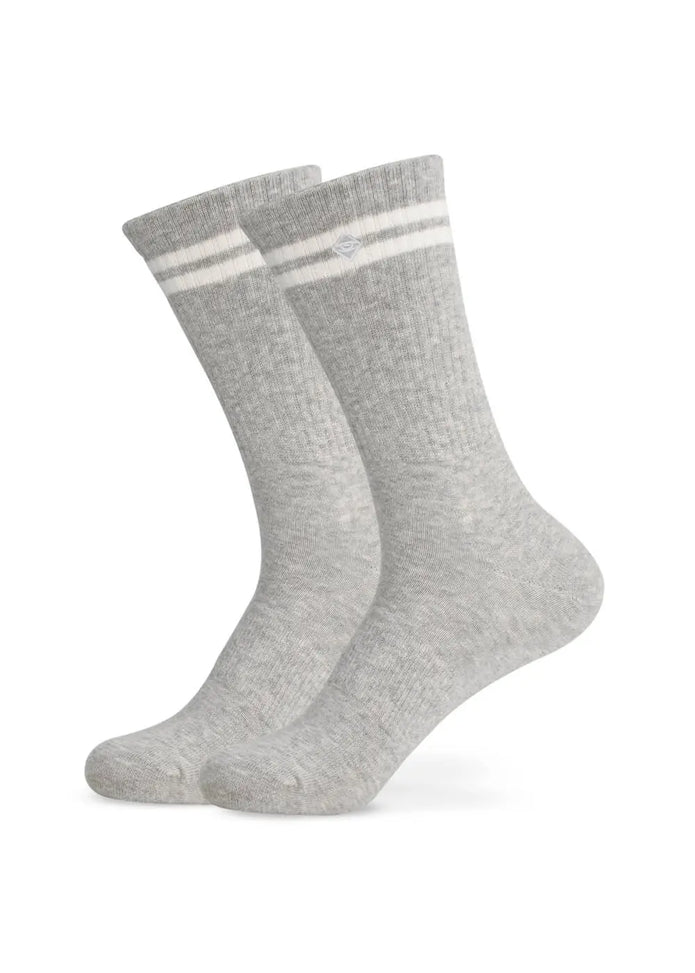 Ein Paar hellgraue Tennissocken von J.Clay mit weißen Doppelstreifen am oberen Rand auf weißem Hintergrund.