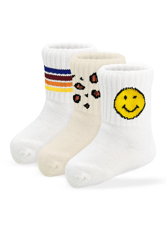 Set aus drei J.Clay Kinder Socken (0-4 Jahre): eine weiße mit bunten Streifen, eine beige mit braunen und schwarzen Flecken und ein weißes Paar mit einem fröhlichen gelben Smiley-Gesicht - bequeme Baby Socken für kleine Füße.