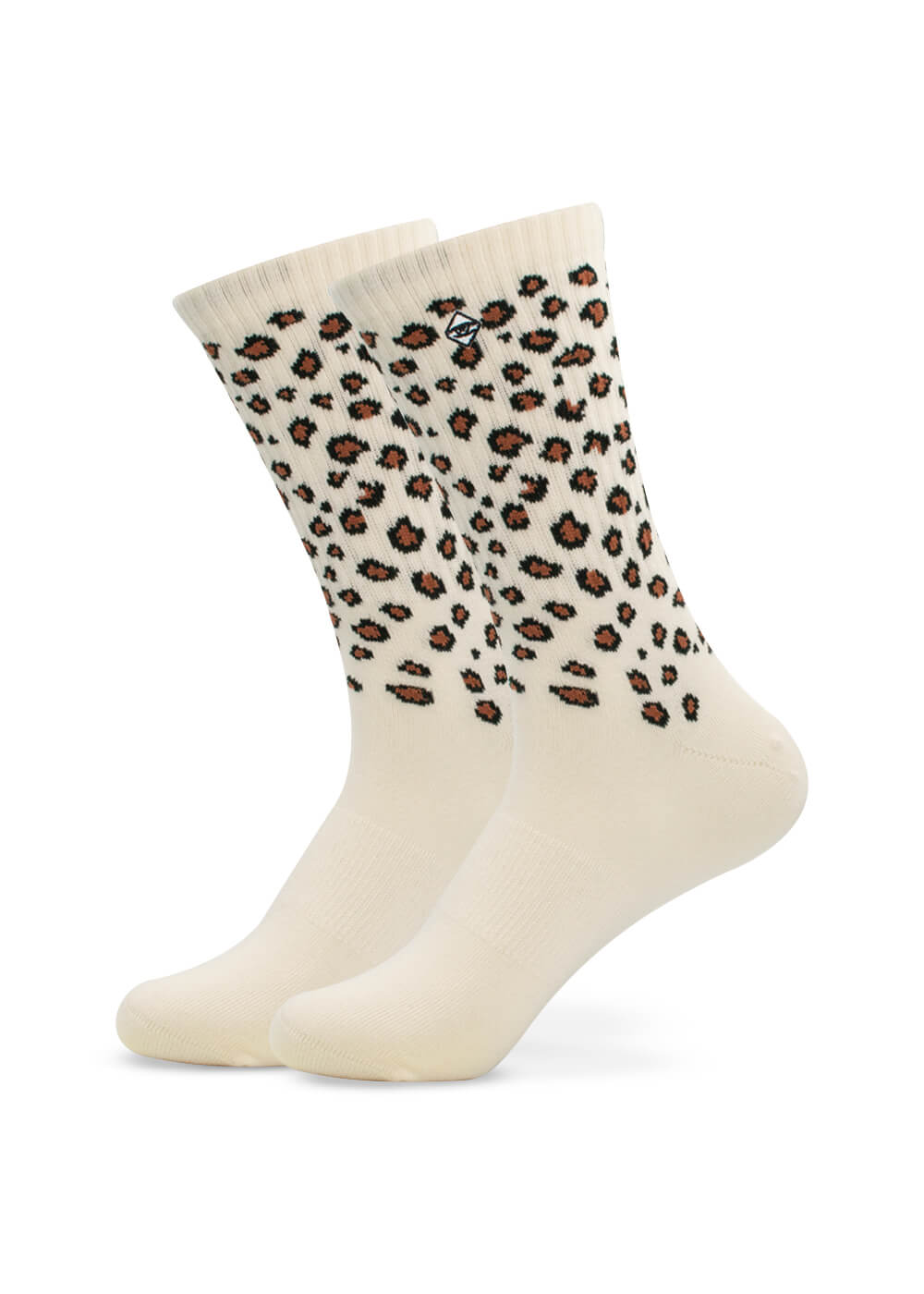 Ein Paar cremefarbene J.Clay Tennissocken mit braunem und schwarzem Leopardenmuster auf dem Oberteil, dargestellt vor einem weißen Hintergrund.