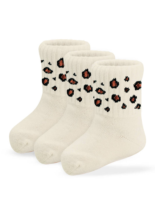 Drei Paar cremefarbene J.Clay Baby Socken mit schwarzem und braunem Leopardenmuster an den Knöcheln, ideal für Kinder Socken 0-4 Jahre, sind nebeneinander auf einem weißen Hintergrund abgebildet.